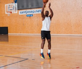 巴特勒社媒更新近期动态 一边度假一边训练两不耽误